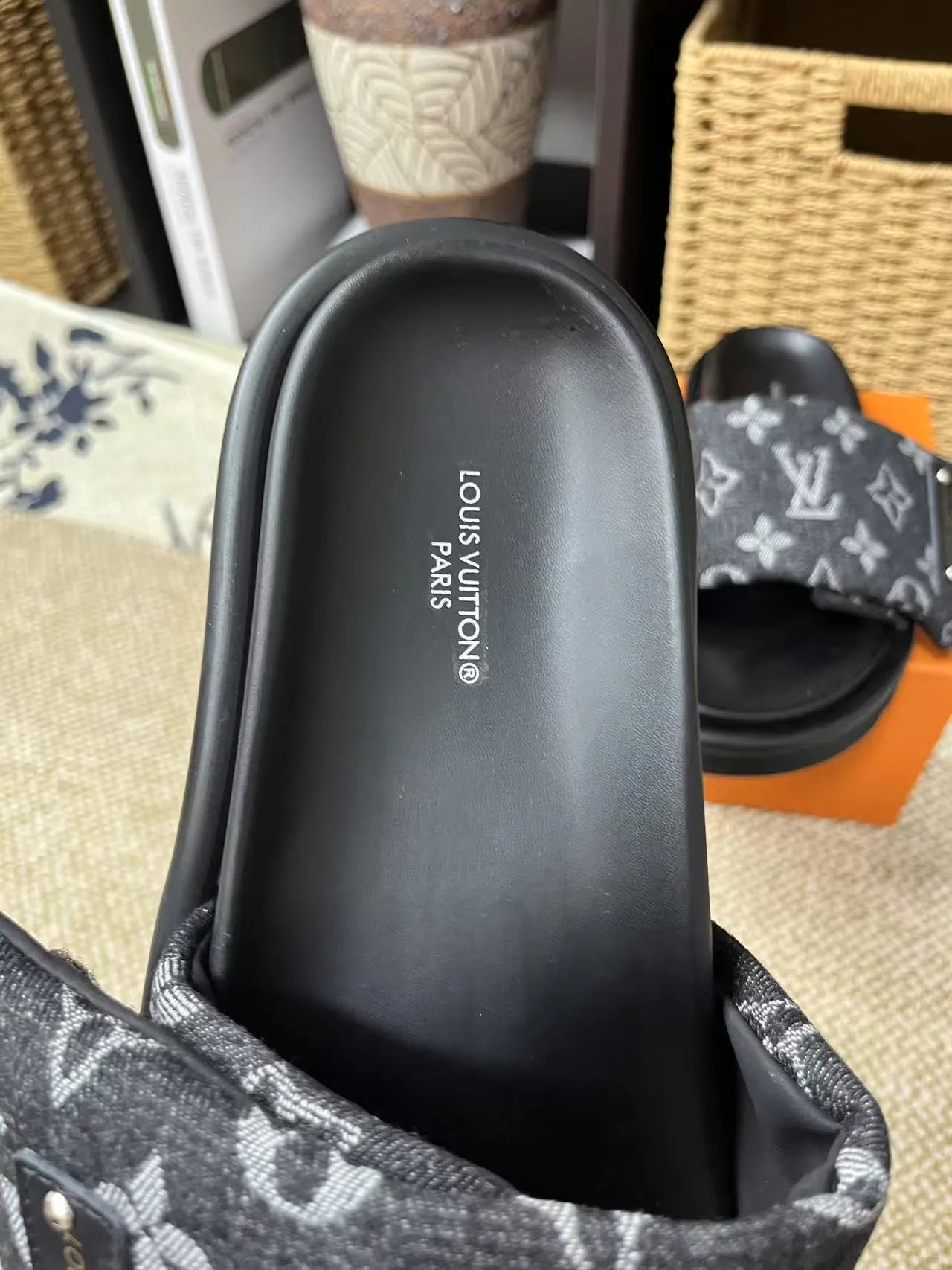 P340 yuan LV Louis Vuitton Full of high-end feel! A popular model among bloggers at home and abroad, it’s retro and fashionable, and looks stunning on your feet! Mainly recommended model on the official website★ ━━━━━ ЅᏇєєt ━━━━━ ▪️Upper: original calfskin ➕5D printing process ▪️Inner: imported mixed sheepskin ▪️Outsole: original molded foam outsole ▪️Size: Female 35-40 Men's 39-44 (women's 41 men's 45)